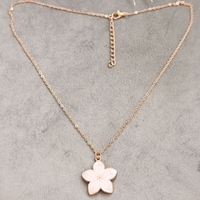 Дамски колиета с малък медальон