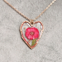 Дамски колиета с малък медальон