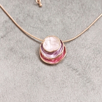 Дамски колиета с малък медальон