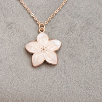 Дамски колиета с малък медальон