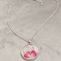 Дамски колиета с малък медальон