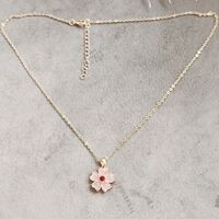 Дамски колиета с малък медальон