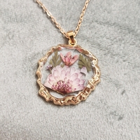 Дамски колиета с малък медальон