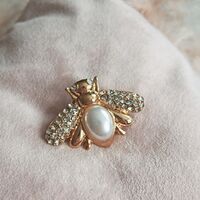 брошка бял бръмбар