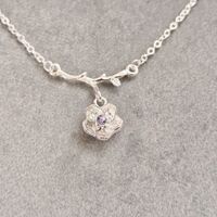 Дамски колиета с малък медальон