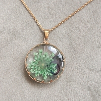 Дамски колиета с малък медальон