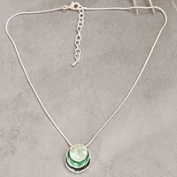 Дамски колиета с малък медальон