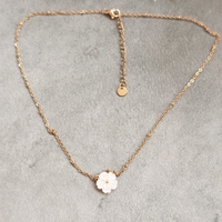 Дамски колиета с малък медальон