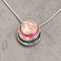 колие с малък медальон