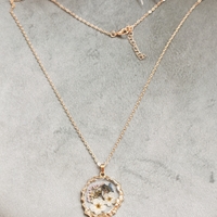 Дамски колиета с малък медальон