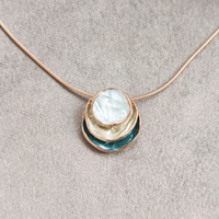 Дамски колиета с малък медальон