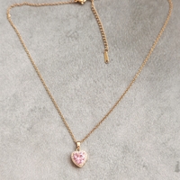 Дамски колиета с малък медальон