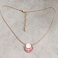 Дамски колиета с малък медальон