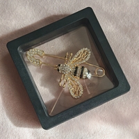 Брошка бръмбар с камъни