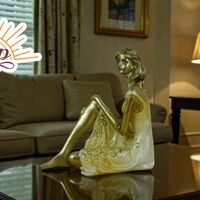 Седнала Жена (4748372)