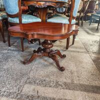 Италианска антикварна холова маса