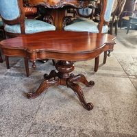 Италианска антикварна холова маса