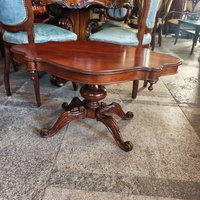 Италианска антикварна холова маса