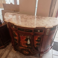 Елегантен бароков комод