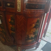 Елегантен бароков комод