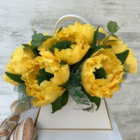 Бяла чанта с жълти божури