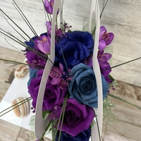 Бяло сърце лилаво сини рози.