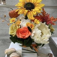 Жълти,оранжеви ,слънчоглед и тиквичка в квадратна кутия