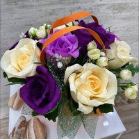 Оранжева чантичка с жълто-лилави цветя