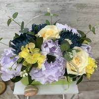 Лилави,сини  и жълти цветя в резидава чантичка