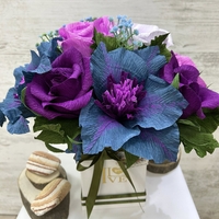 Синьо-лилави цветя в квадратна ,бяла кутия