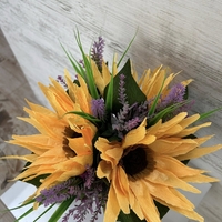 Слънчогледи в бежова кутия