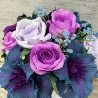 Синьо-лилави цветя в квадратна ,бяла кутия