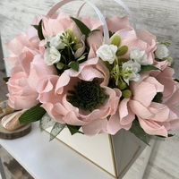 БЯЛА ЧАНТИЧКА С РОЗОВИ БОЖУРИ