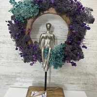 Статуетка със седнал човек