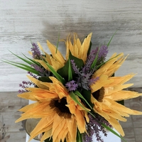 Слънчогледи в бежова кутия