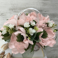 БЯЛА ЧАНТИЧКА С РОЗОВИ БОЖУРИ