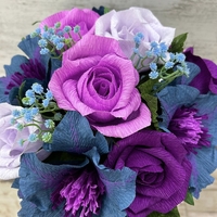 Синьо-лилави цветя в квадратна ,бяла кутия