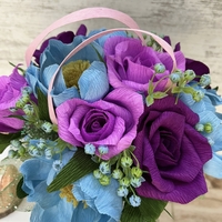 Розова чантичка със синьо-лилави цветя