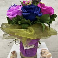 Лилава основа със сини,цикламени и розови рози