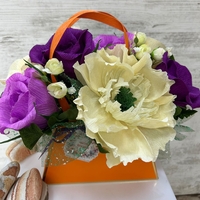 Оранжева чантичка с жълто-лилави цветя