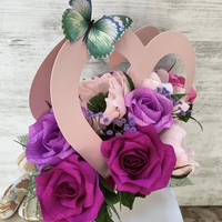 Розово сърце с лилаво- розови цветя и зелена пеперуда