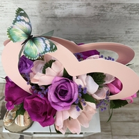 Розово сърце с лилаво- розови цветя и зелена пеперуда