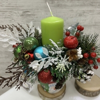 Коледен свещник в зелена чаша и зелена свещ