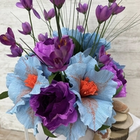 КРЪГЛА ,БЯЛА КУТИЯ СЪС СИНЬО,ЛИЛАВО,ОРАНЖЕВО ЦВЕТЯ