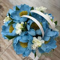 БЯЛА ЧАНТИЧКА СЪС СИНИ БОЖУРИ