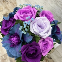 Синьо-лилави цветя в квадратна ,бяла кутия