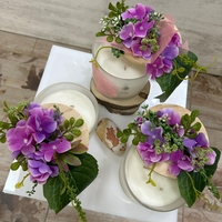 Декорирани свещи в лилаво