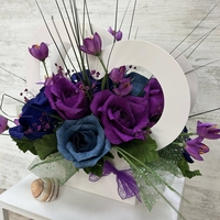 Бяло сърце лилаво сини рози.