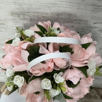 БЯЛА ЧАНТИЧКА С РОЗОВИ БОЖУРИ