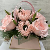 Бяла чантичка с розови рози и божури